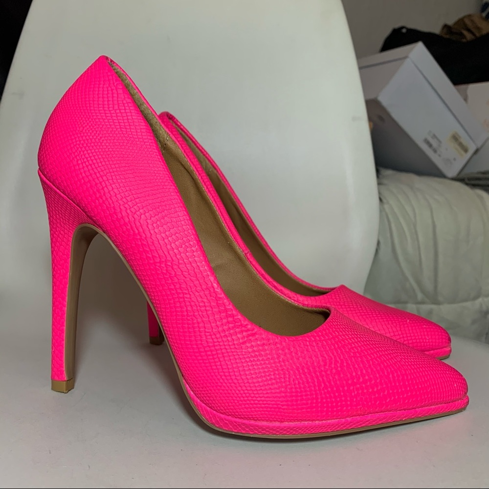 Qupid hot pink pointed toe heels